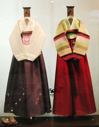 FileHanbok oct2005 shopwindow.jpg